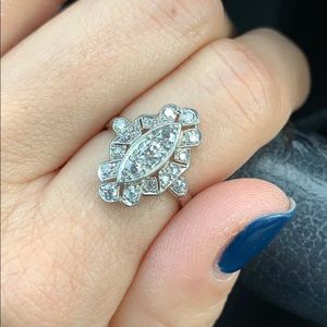 Stunning white gold Diamond ring - Size 6